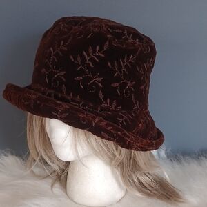 Summer Tompkins  hat